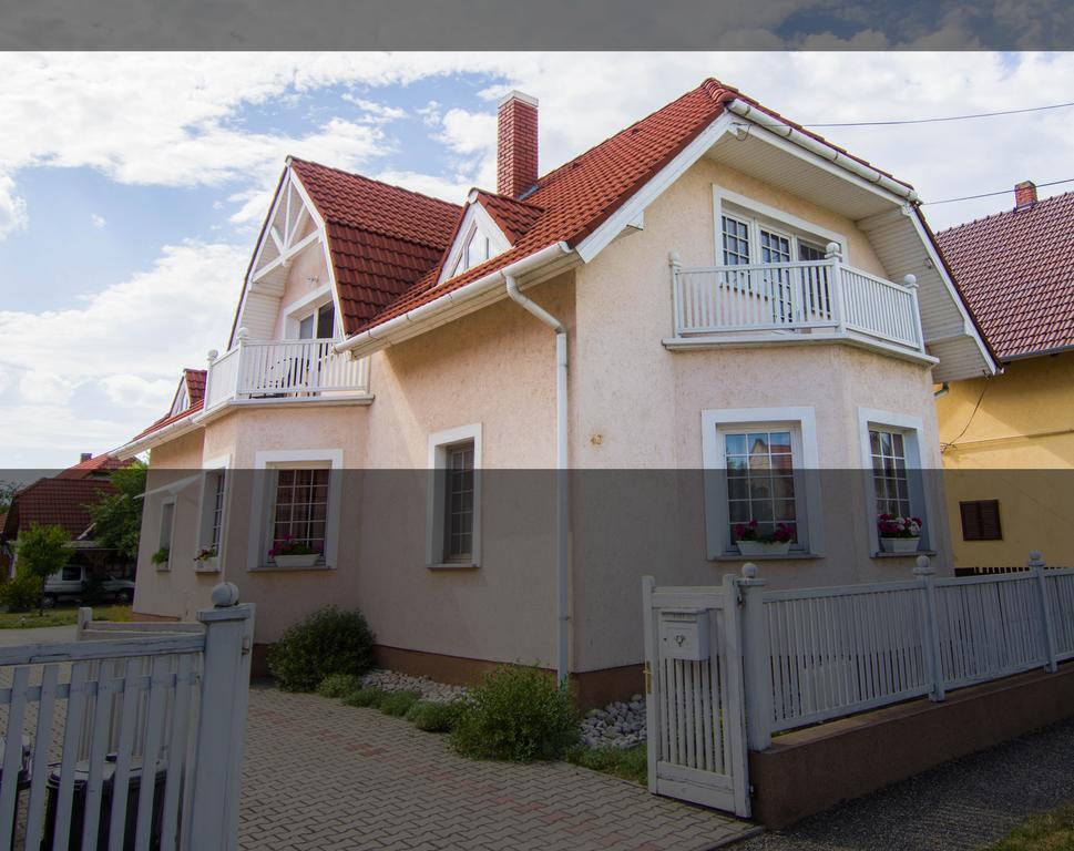 White Apartment Keszthely Extérieur photo
